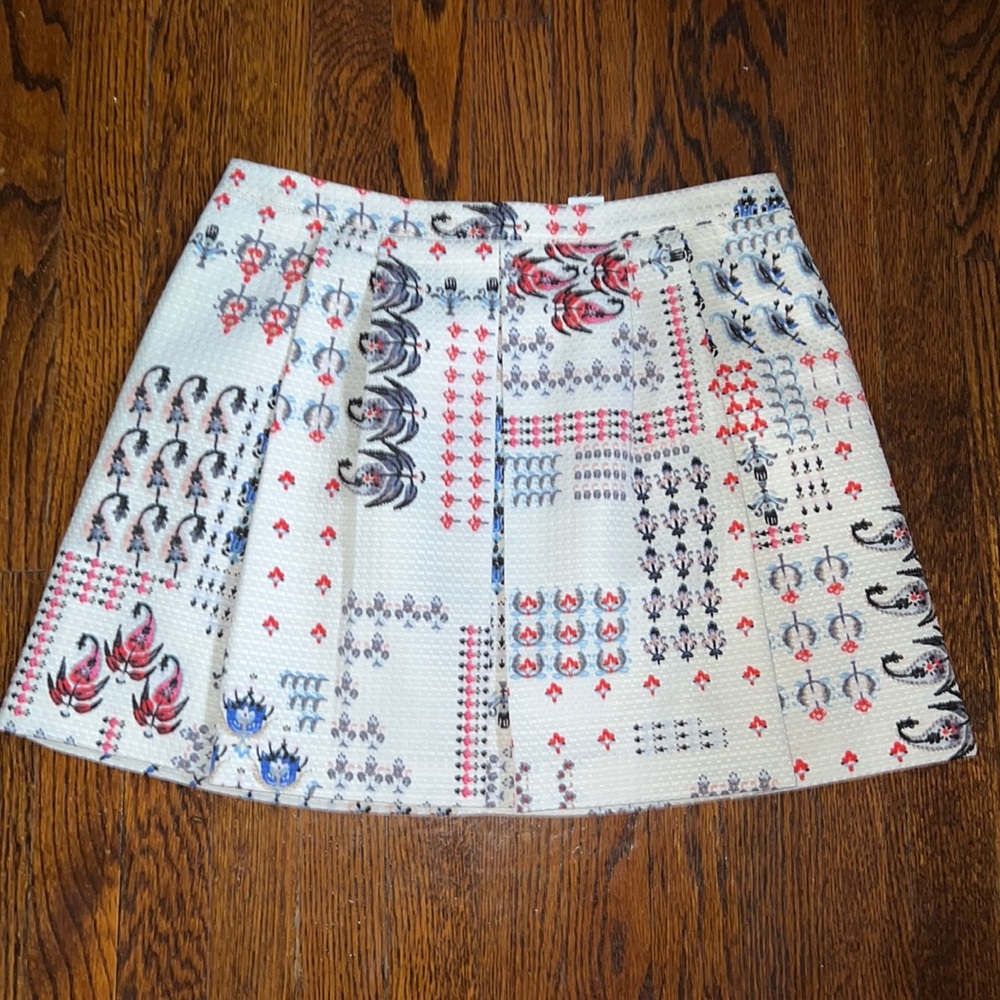 💙💜 Club Monaco NWOT 💜💙adorable mini skirt. Size 8. Front pleats. Flat back.